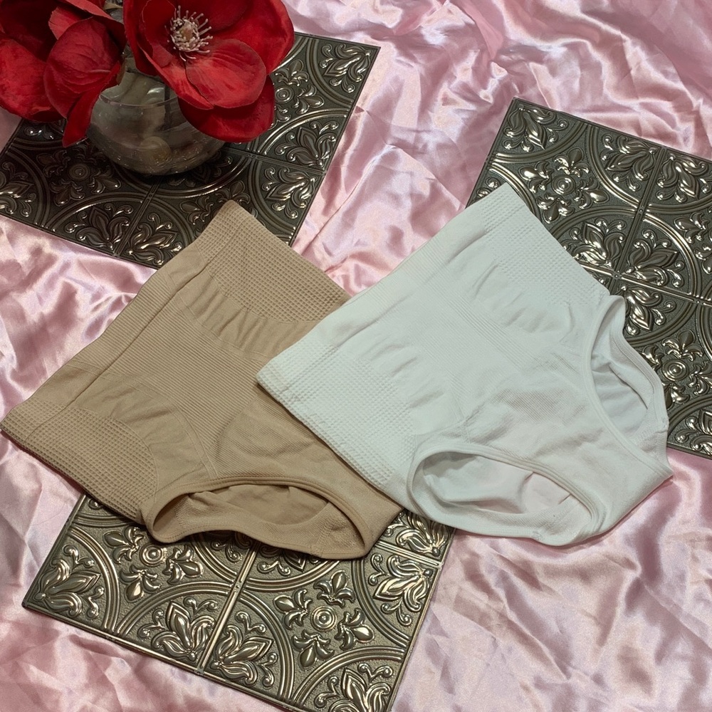 🌹 Skinnygirl • NWOT Bundle White and Tan Smoothers & Shapers •